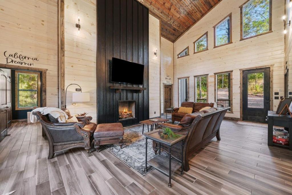 New Cabin w Hot Tub + Views Sleeps 12 photo 4