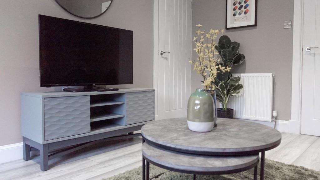 Castlemilk Apartment - Tap to explore photos