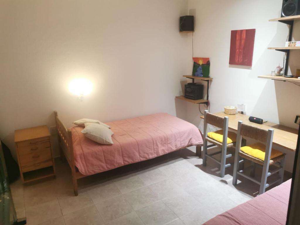 Cuarto privado con baño y gran jardín separado de la casa principal y con entrada independiente