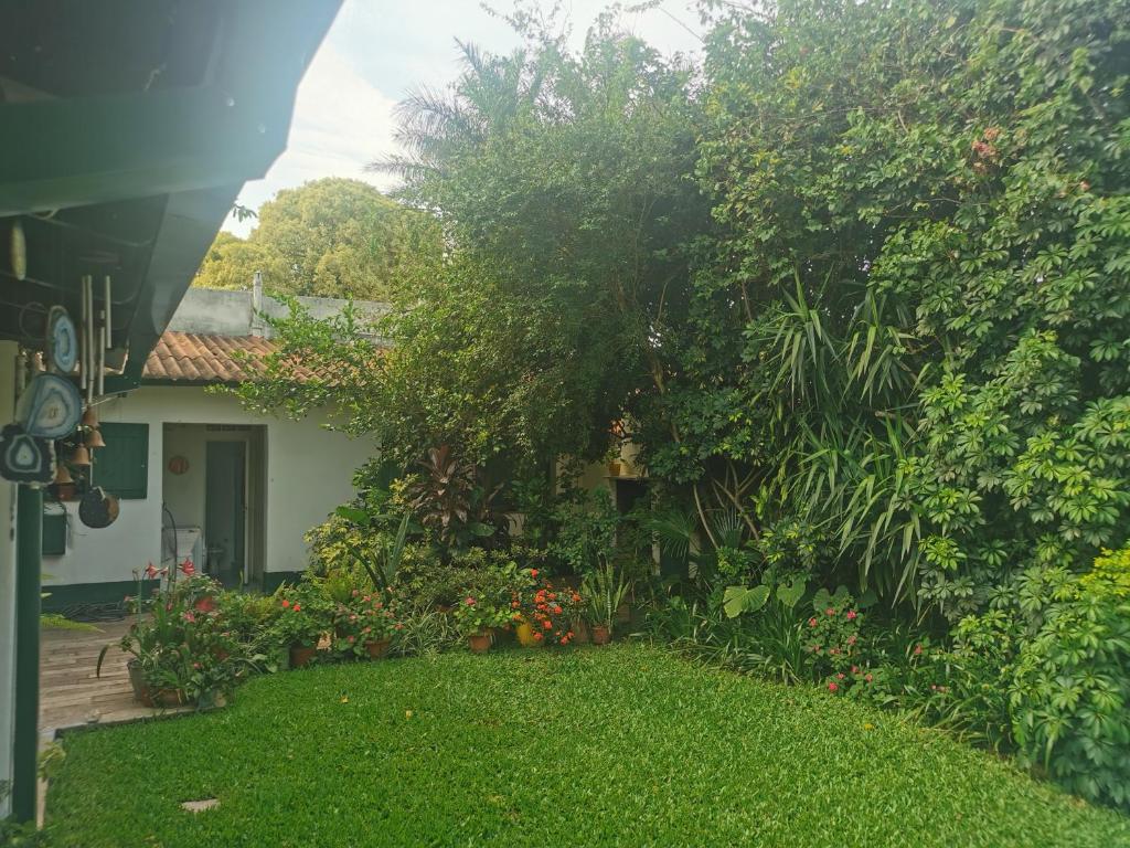 Cuarto privado con baño y gran jardín separado de la casa principal y con entrada independiente photo 1