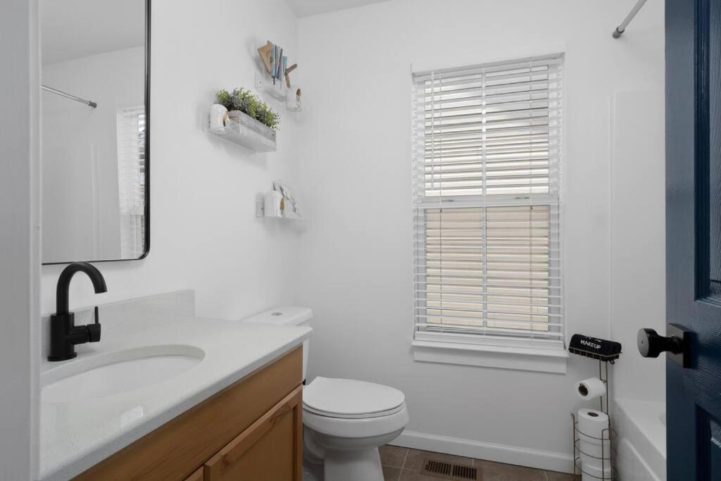 Modern Escape: 5BR/2.5BA Near St. Louis Must-Sees photo 2