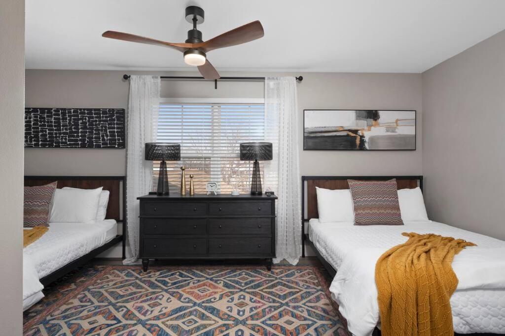 Modern Escape: 5BR/2.5BA Near St. Louis Must-Sees photo 3