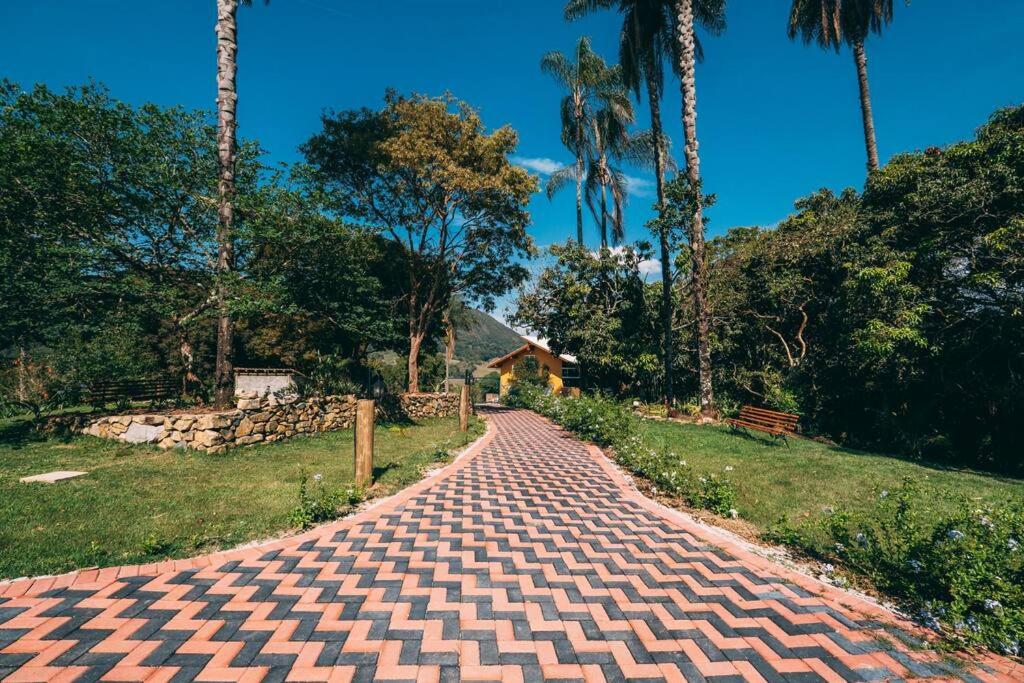 Casa de Campo com lazer , pássaros e muito verde.