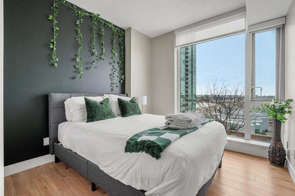 UPDATED! Downtown, Near Saddledome, Stampede & Casino! FREE Banff Pass, Gym & Parking! photo 1