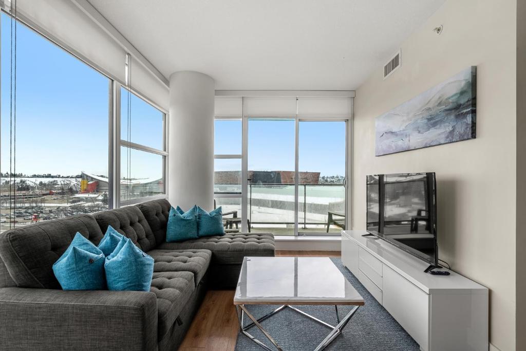 UPDATED! Downtown, Near Saddledome, Stampede & Casino! FREE Banff Pass, Gym & Parking! photo 2