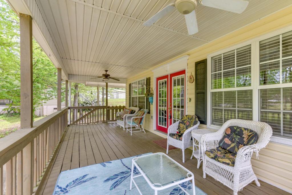 Abbeville Cottage with Grill Steps to Lake Eufaula!