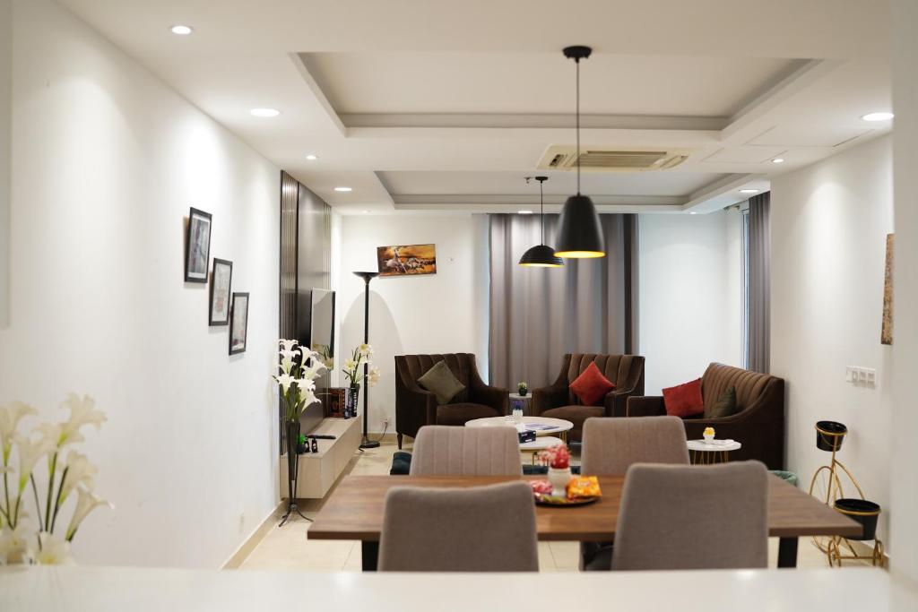 Chapter One by VillaVerde Escapes - Goldcrest Mall photo 2