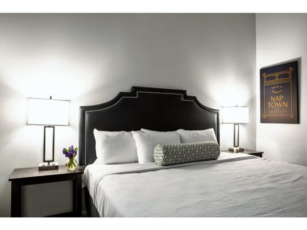 BOLD 2BR/2BA In The Block Apartment by CozySuites image