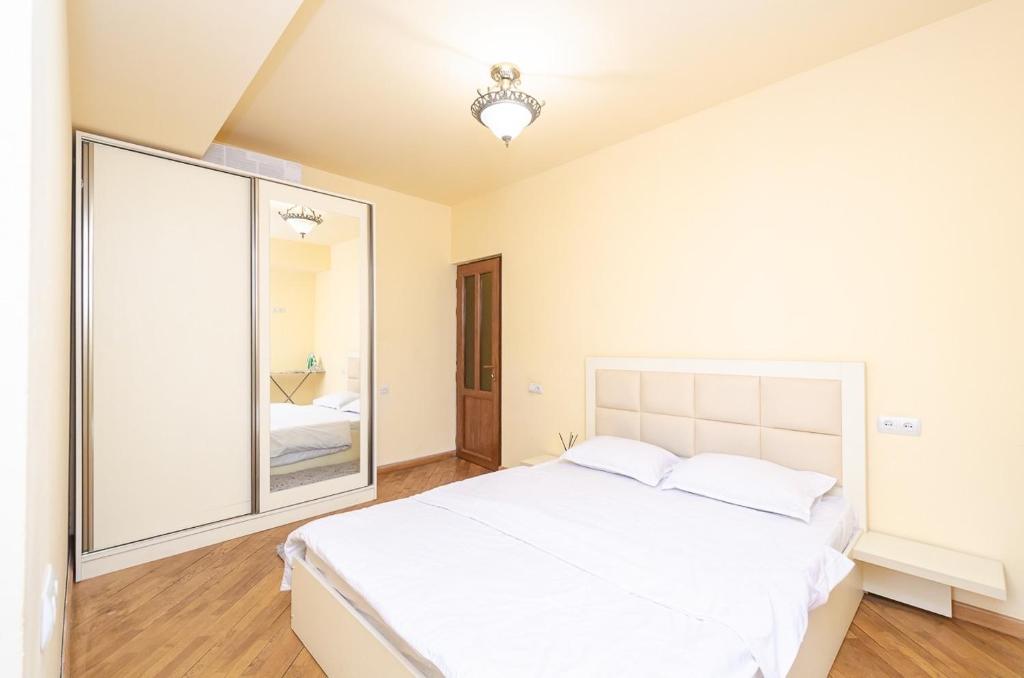 Amiryan15/7 Excellent apartment in the center photo 4