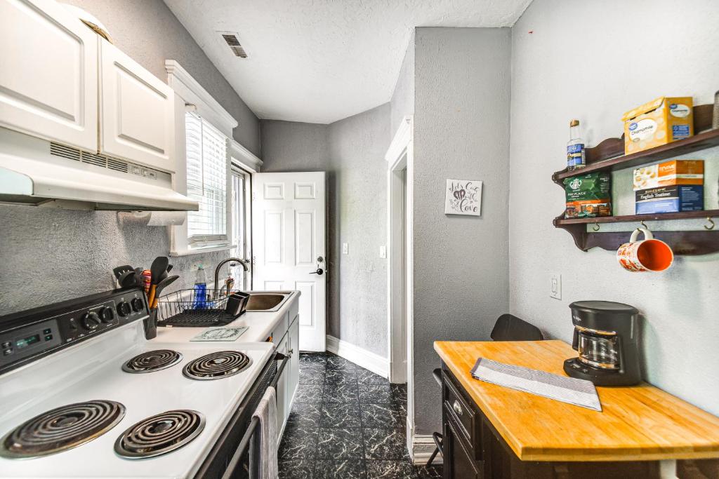 Norfolk Apartment 1 Mi to Ocean View Beach Park! photo 1