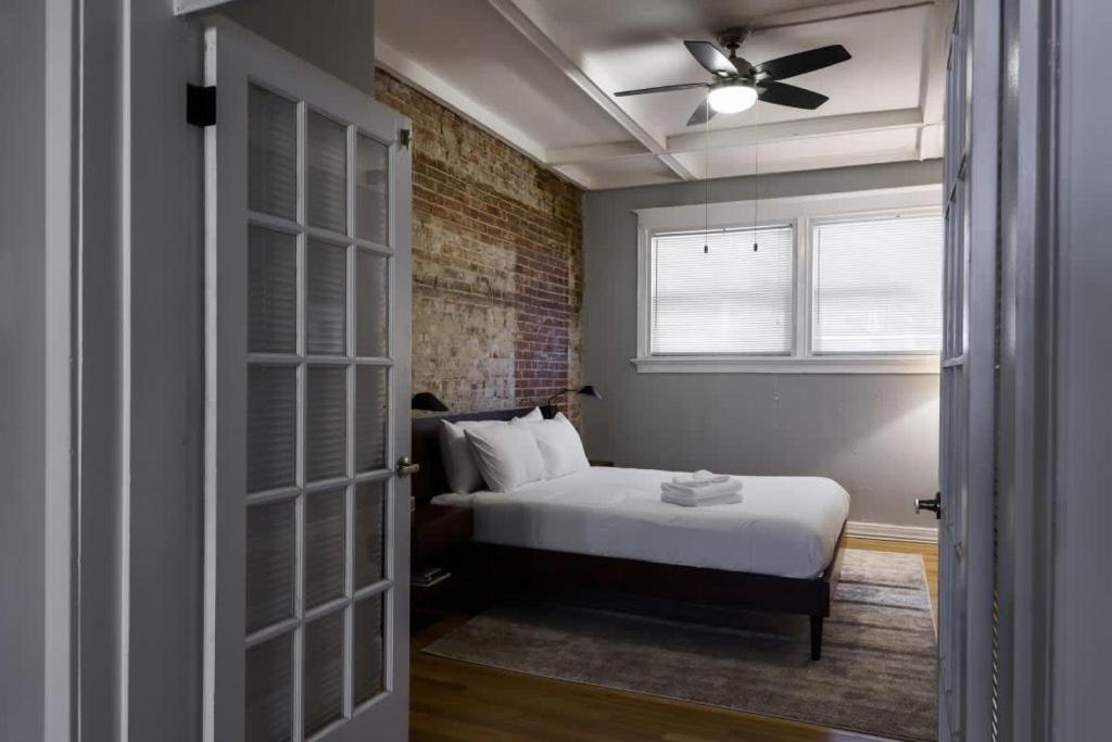 Spacious 3 BR Apt In CWE photo 2