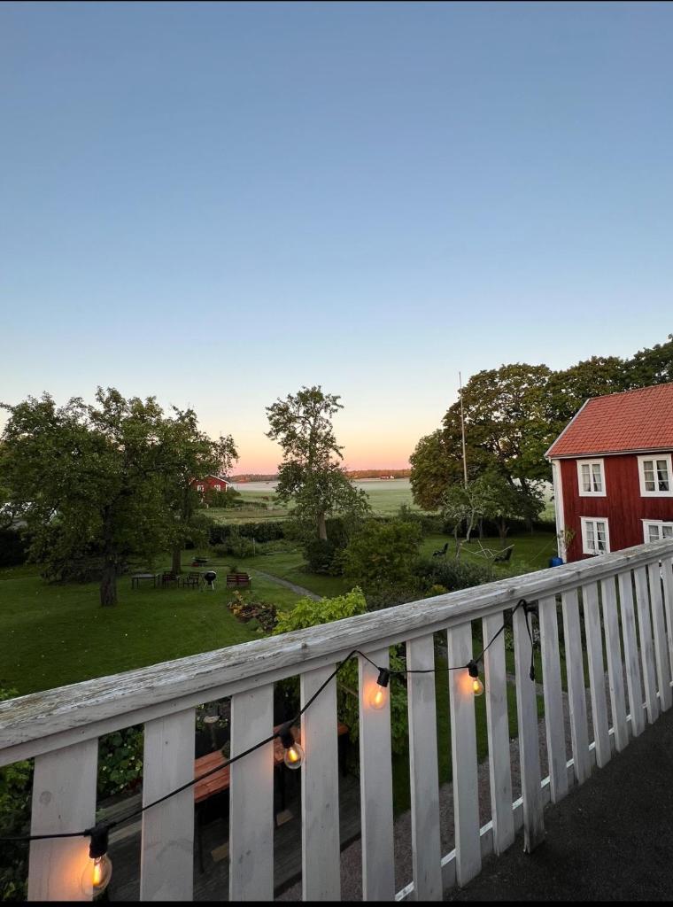 Stort lantligt hus i idyllisk miljö photo 1