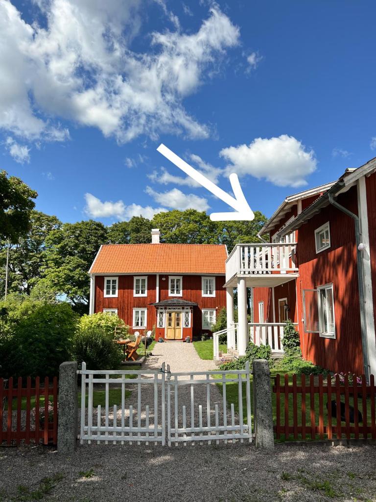 Stort lantligt hus i idyllisk miljö