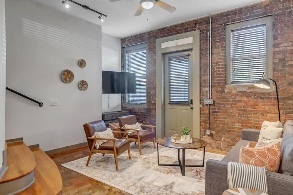 Modern, Insta-Worthy 2B Townhome in Walkable Springfield! photo 4