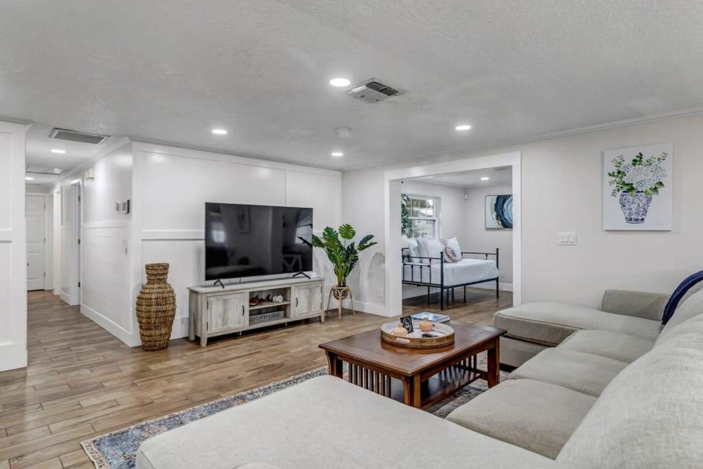 Spacious Home w Pool-Tucked Away in Jax Beach photo 1