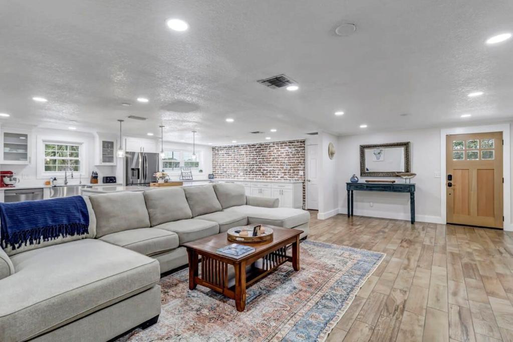 Spacious Home w Pool-Tucked Away in Jax Beach photo 2