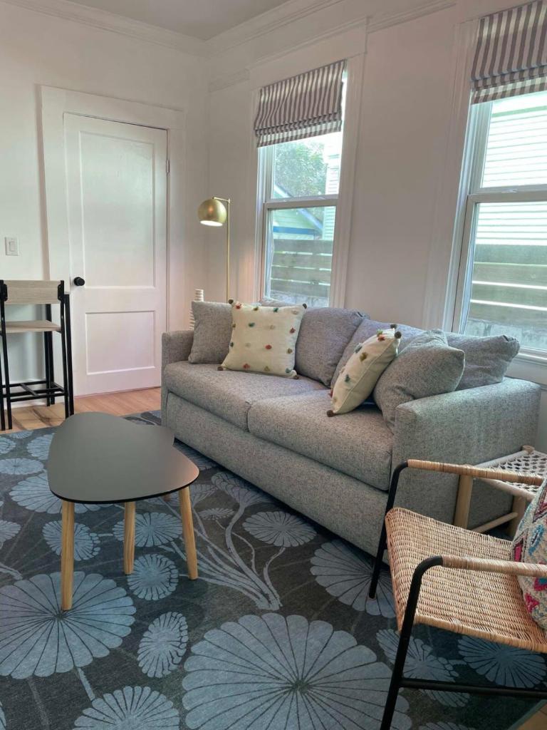 Chic & Fresh 1BR Apt - 2 blocks from 5 Pts image