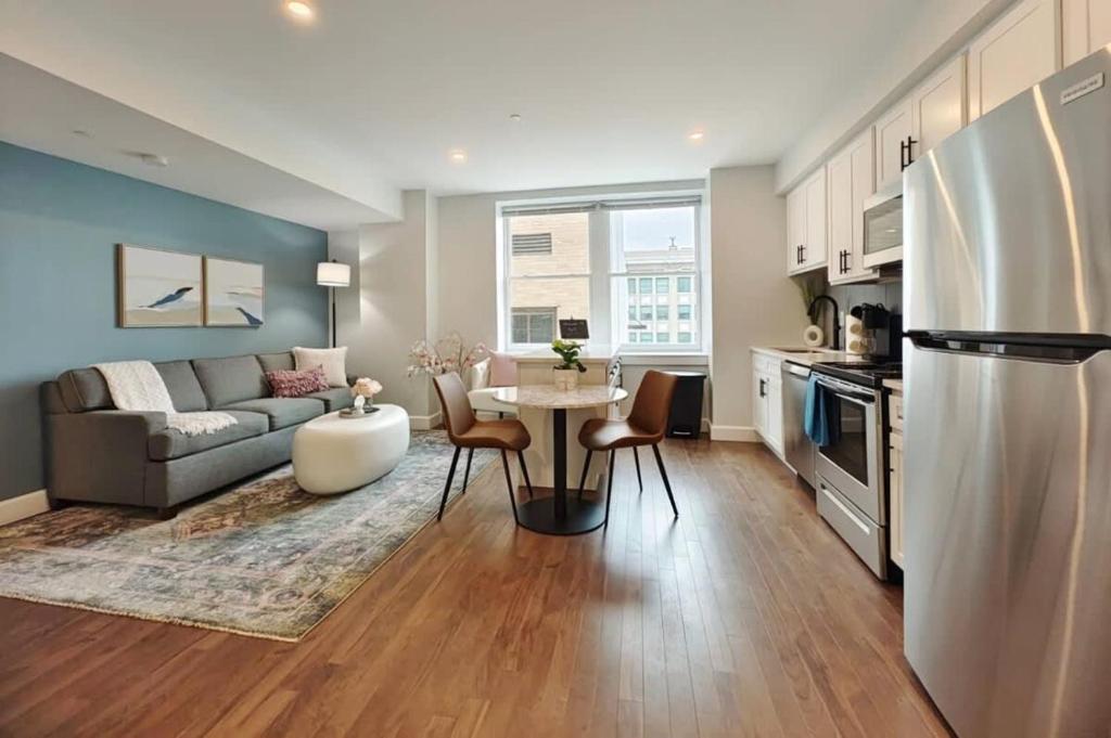 Fun Cozy 1 Br King Apts - 1 25 Mile Walk to TIAA Bnk Fld image