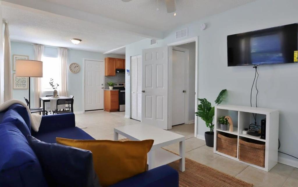 Cozy 1BR Beach Hideaway - One block to beach photo 3