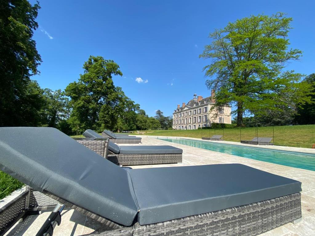 Superb Chateausuites with pool at the Loire & horseboxes for 20 guests photo 1