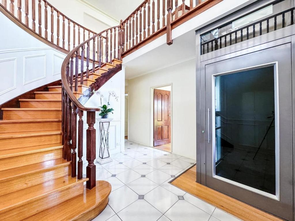 Elegant Bayside Retreat with Stunning Bay Views photo 2