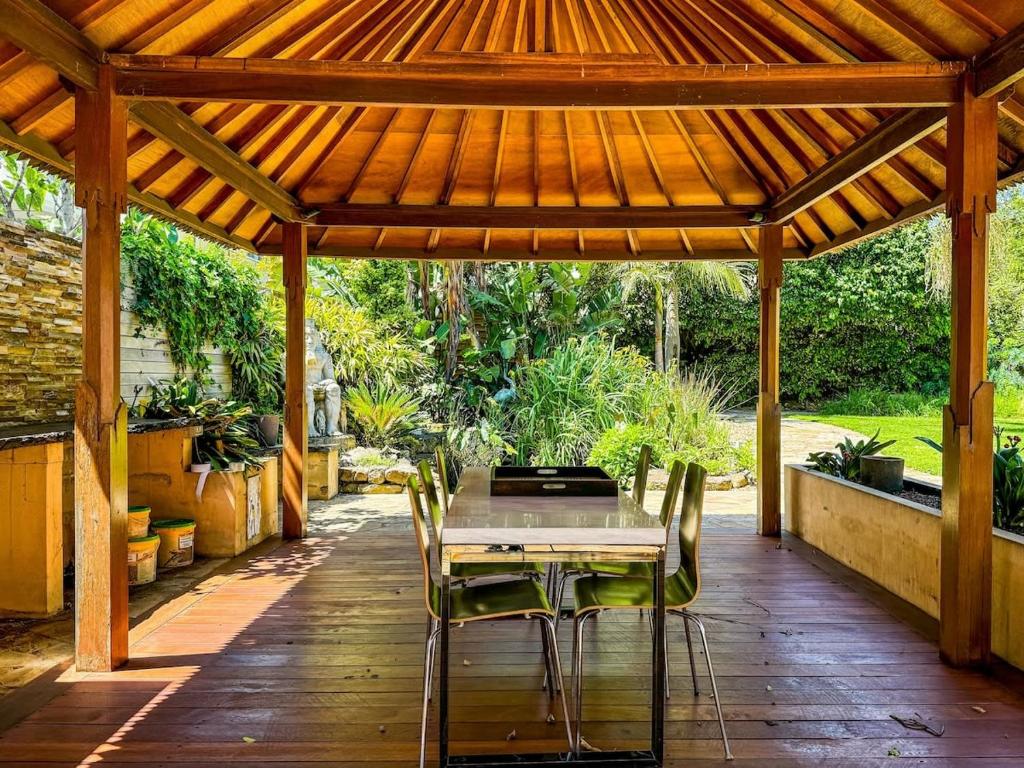 Elegant Bayside Retreat with Stunning Bay Views photo 3
