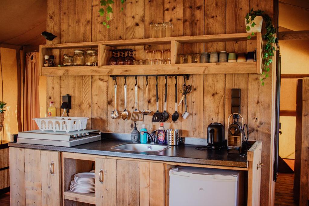 Glamping-tent 'Yatra Nirvana' met privé keuken en regendouche photo 4