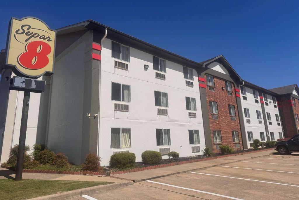 Super 8 by Wyndham College Station image