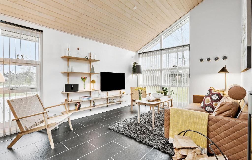 3 Bedroom Beautiful Home In Tarm photo 3