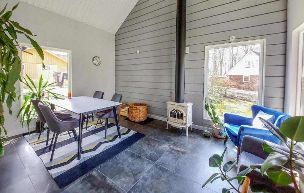 2 Bedroom Cozy Home In Hssleholm photo 3