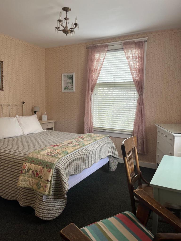 Terrace Inn and 1911 Restaurant Room Type - Standard King Room