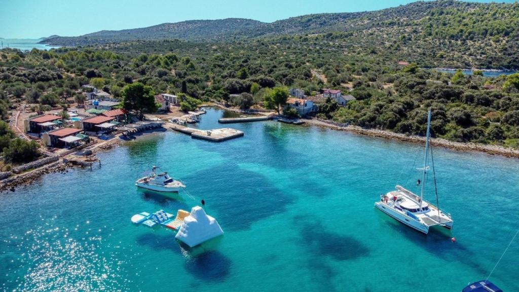 Tolles Ferienhaus in Kornati mit Whirlpool, Terrasse und gemeinschaftlichem Pool photo 1
