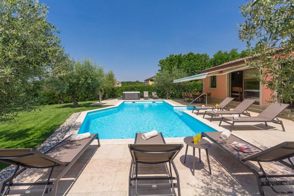 Villa mit Pool, Jacuzzi und großem Garten unweit von Porec, bis 12 Personen photo 1