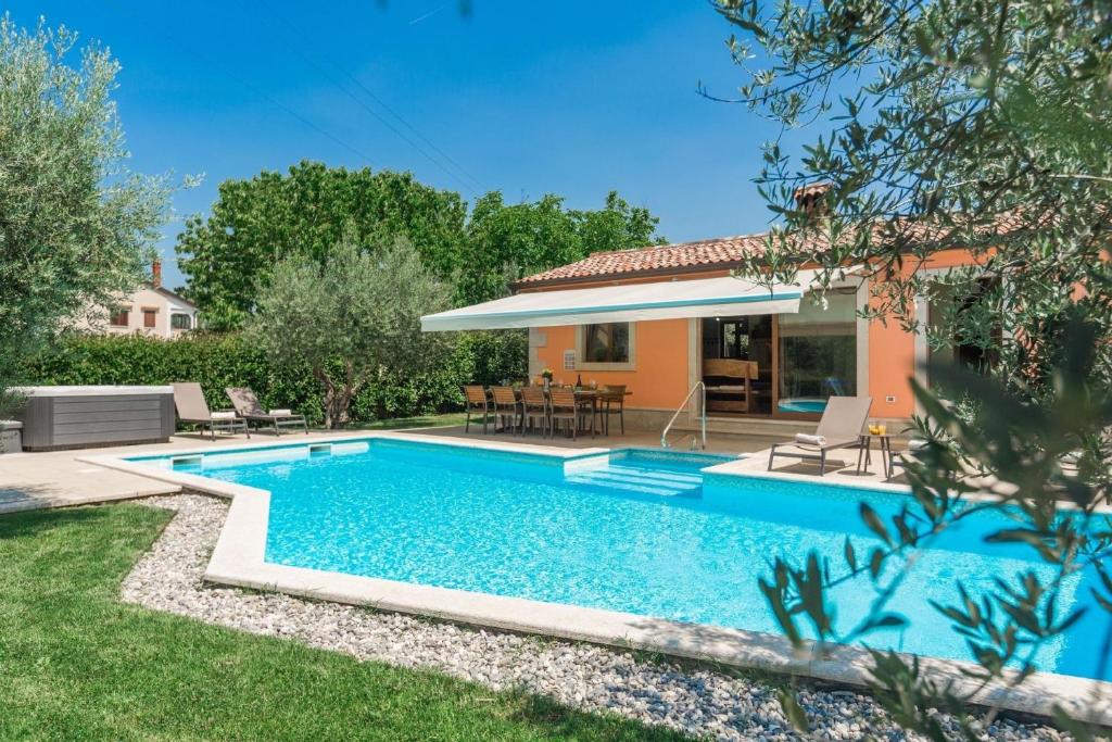 Villa mit Pool, Jacuzzi und großem Garten unweit von Porec, bis 12 Personen photo 2