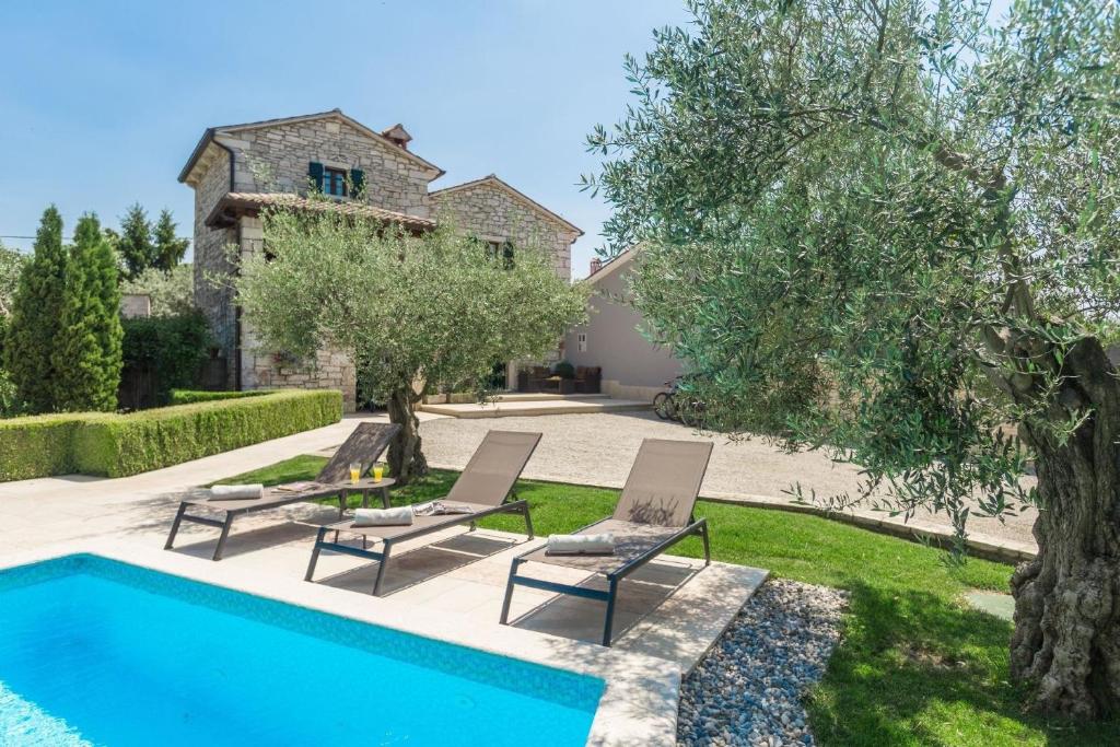 Villa mit Pool, Jacuzzi und großem Garten unweit von Porec, bis 12 Personen photo 4