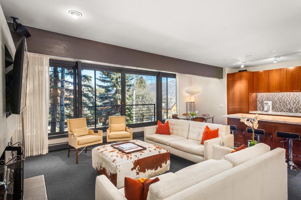 Durant Unit C2, Condo with Designer Finishes, Great Views & Location image