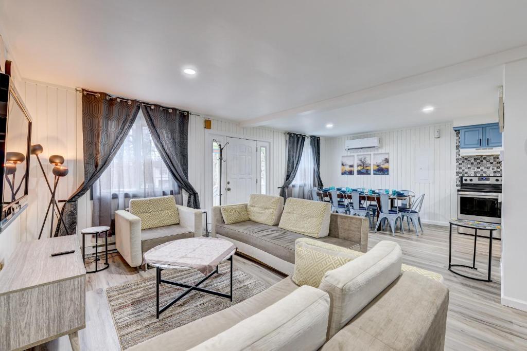 Bushkill Villa with Game Room, Sauna and Pool Access! photo 2