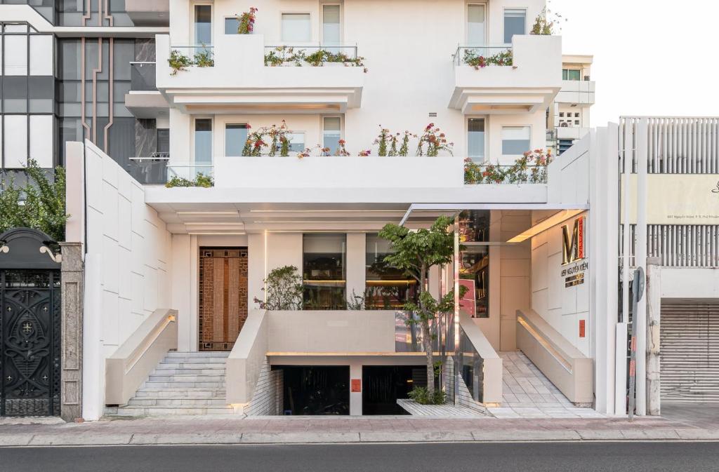 M Village Nguyễn Kiệm - Cosmo Airport Hotel