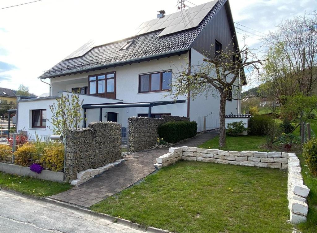 Helle Ferienwohnung in Oberfellendorf mit Terrasse, Grill und Garten photo 1