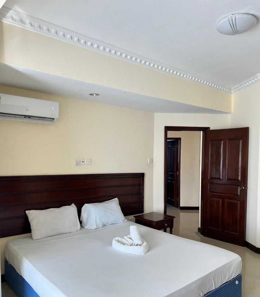 Ocean Blue Retreat-3 minute walk to Nyali Center and 3 minute walk to the Beach photo 2