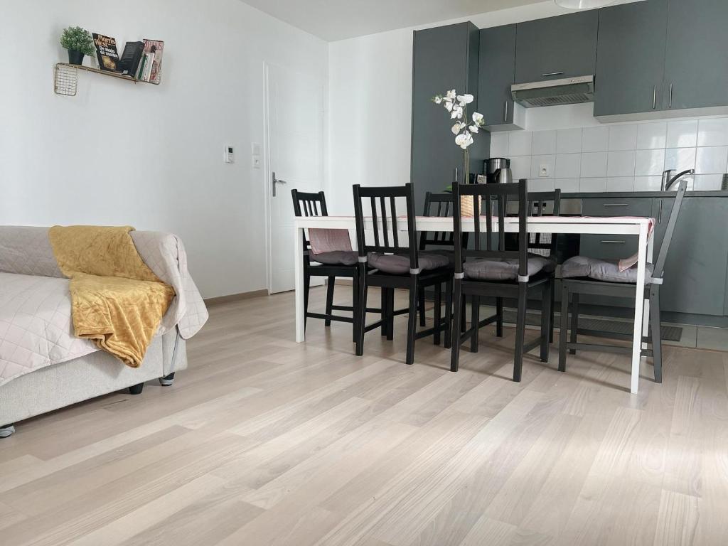Appart Charme Contemporain et Balcon Verdoyant à Bois-Colombes photo 1