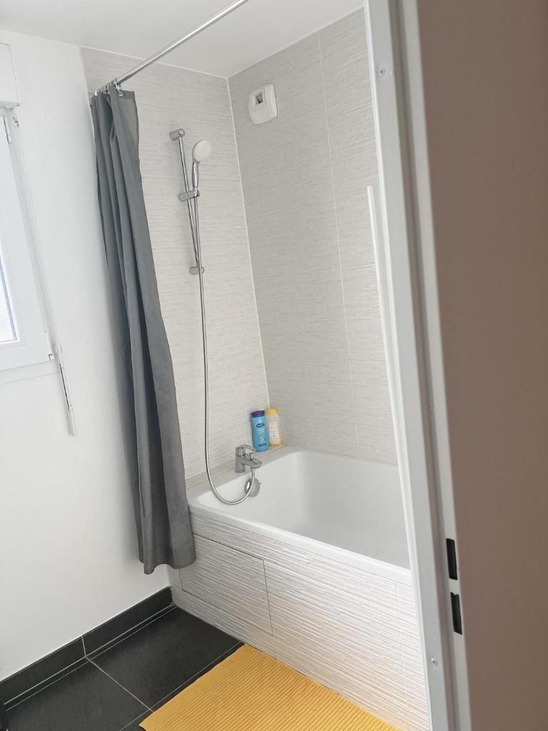 Appart Charme Contemporain et Balcon Verdoyant à Bois-Colombes photo 3