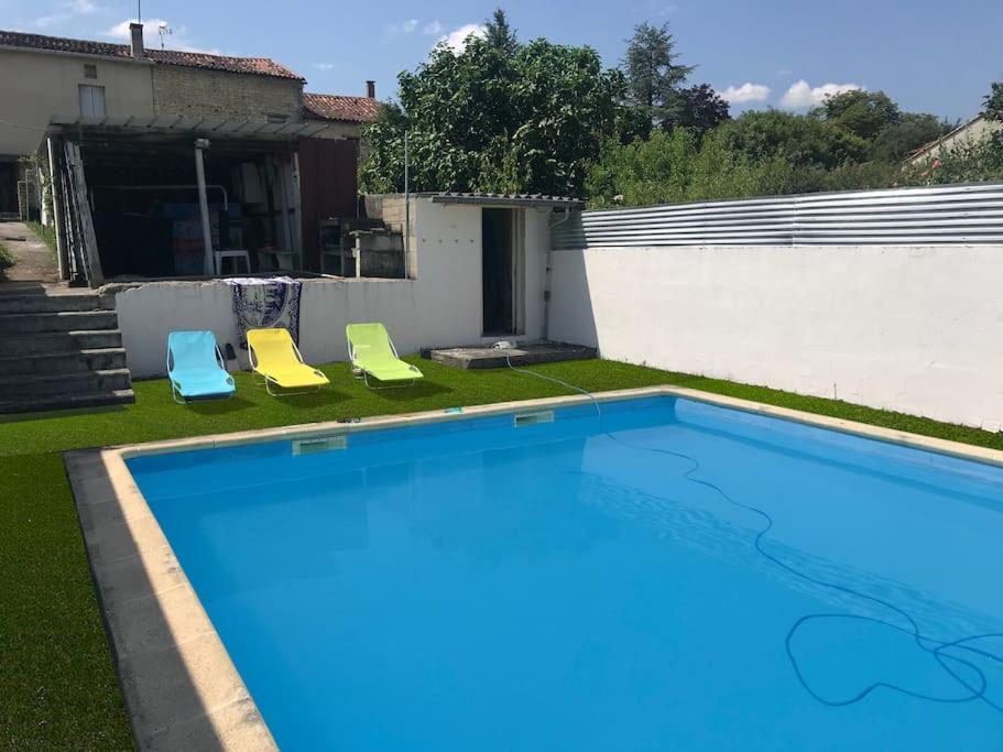 “Havre de Paix, Piscine : Évasion à la Campagne”