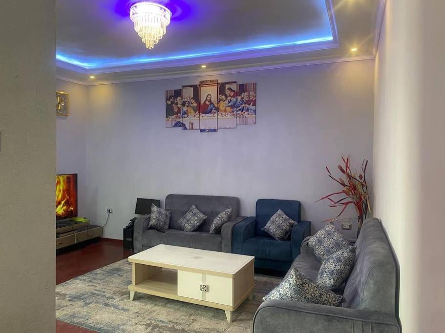 Stylish & Convenient Condo for couples and familes photo 2