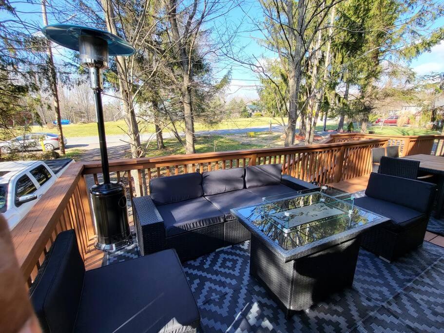 Relaxing 4BD Luxe Cabin with Hot Tub and Fire Pit - Tap to explore photos