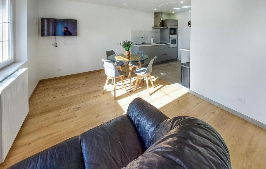 2 Bedroom Awesome Apartment In Conlie photo 1