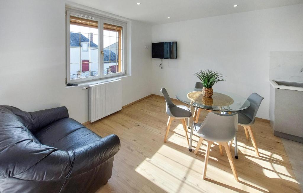 2 Bedroom Awesome Apartment In Conlie photo 2