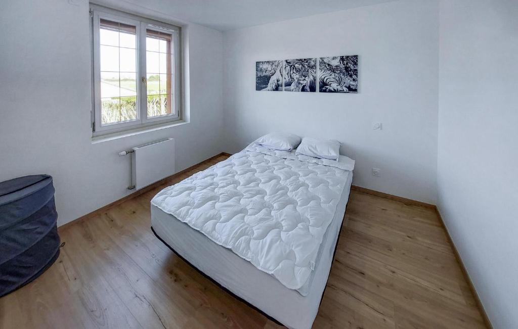 2 Bedroom Awesome Apartment In Conlie photo 4