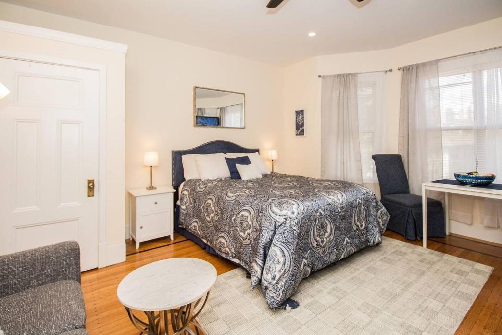 Renovated, Sunny, Spacious Studio In Boston photo 4