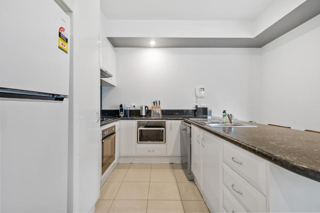 East Melbourne 2BR Apartment photo 4